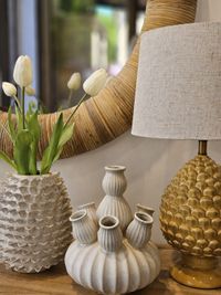 Inredning i medelhavsstil med handgjord keramik, naturliga material, skulptural bordslampa och rund spegel på Mallorca. Inredning i medelhavsstil med handgjord keramik, naturliga material, skulptural bordslampa och rund spegel på Mallorca.