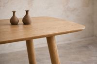 Detailaufnahme eines maßgefertigten Esstisches aus Eiche mit natürlicher Oberfläche