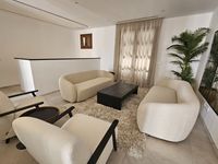 Salon con sofa de tela boucle